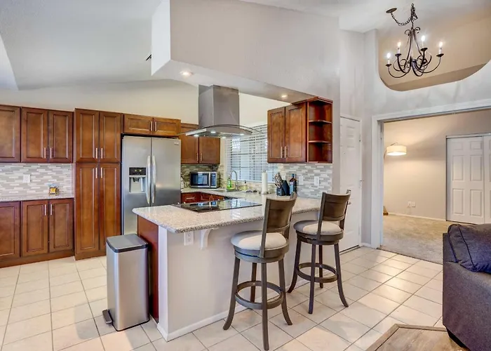 Balcony & Pool Access: Quiet West * Chandler