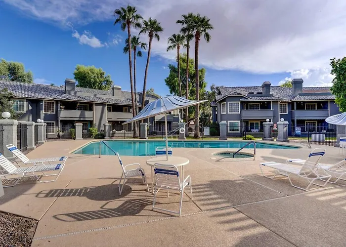 Balcony & Pool Access: Quiet West Holiday home Chandler