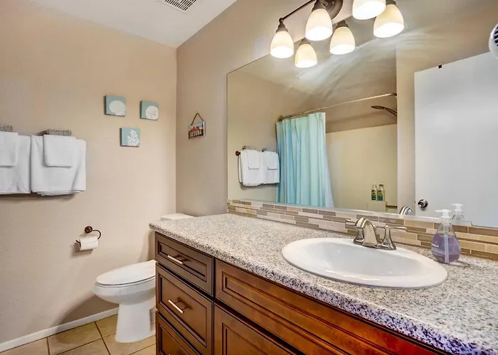 Balcony & Pool Access: Quiet West Holiday home Chandler