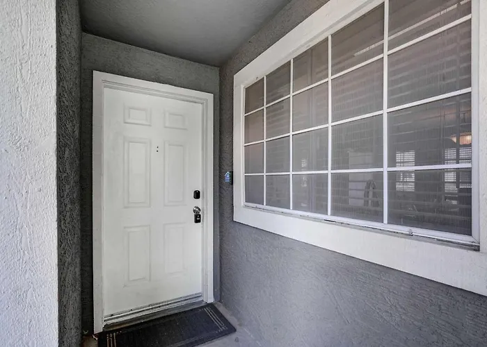 Balcony & Pool Access: Quiet West Holiday home Chandler