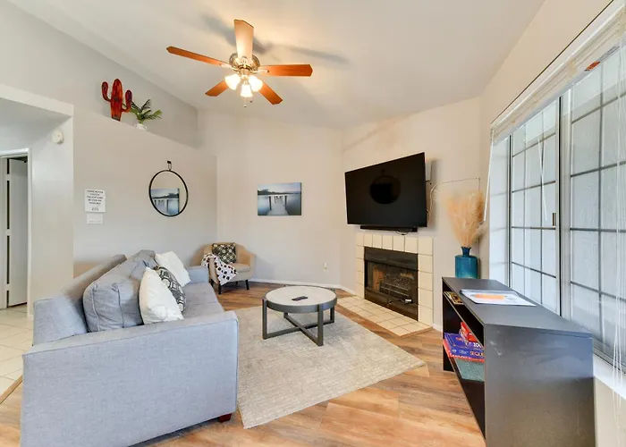 Balcony & Pool Access: Quiet West Holiday home Chandler
