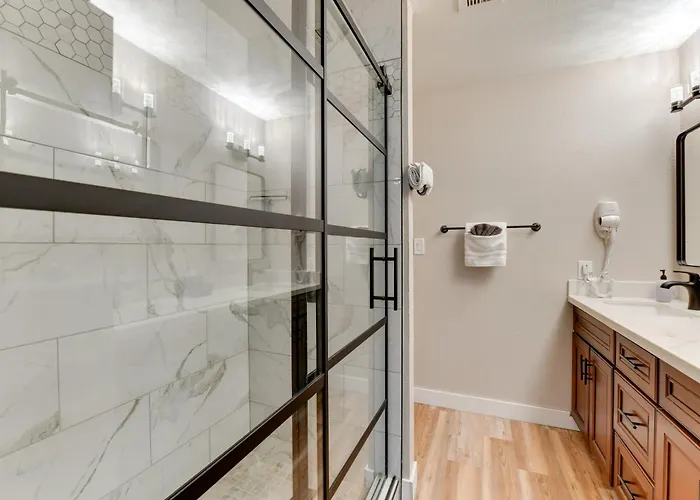 Balcony & Pool Access: Quiet West Chandler