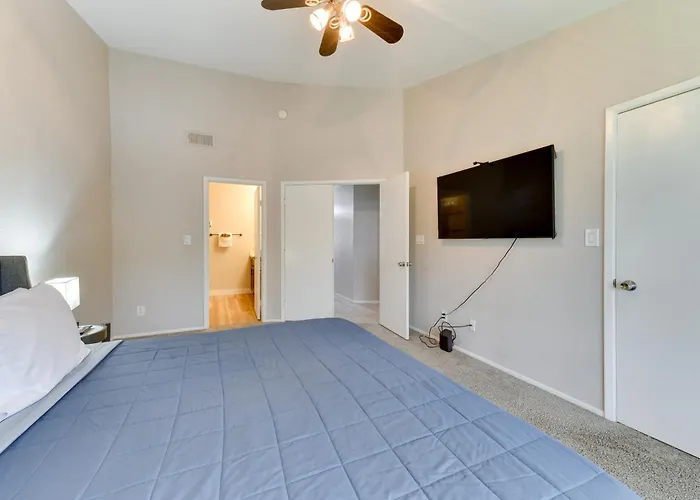 Balcony & Pool Access: Quiet West Holiday home *