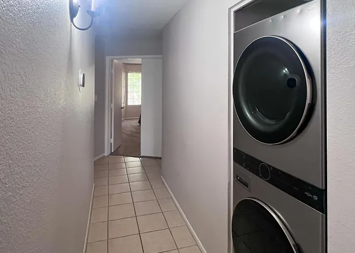 Balcony & Pool Access: Quiet West * Chandler